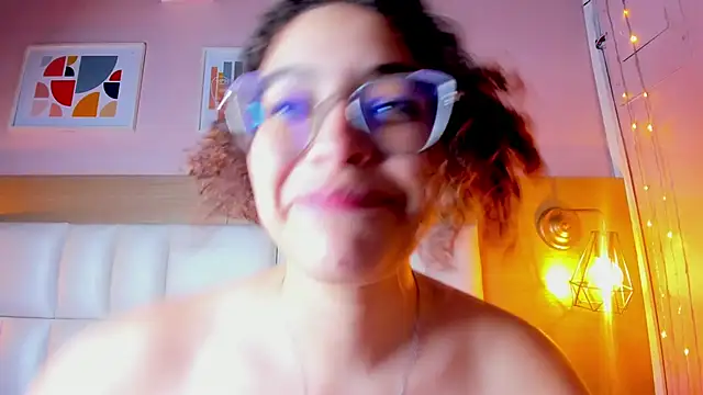Snapshot of Dollar-girl chatting on February 8, 1:43 am Dollar-girl online show from February 8, 1:43 am