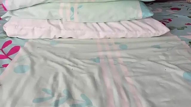 Snapshot of maybelline69 chatting on December 16, 12:15 am maybelline69 online show from December 16, 12:15 am