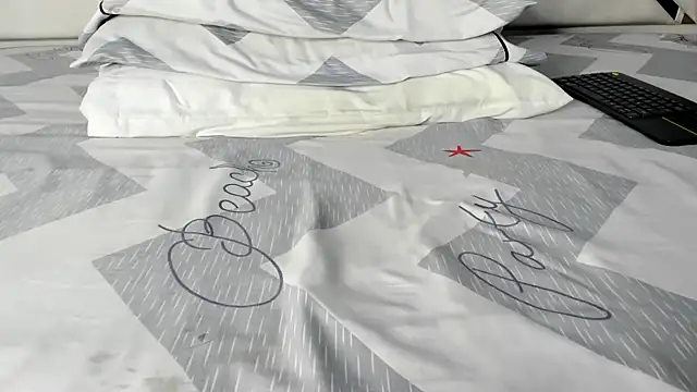 Snapshot of maybelline69 chatting on October 21, 8:52 pm maybelline69 online show from October 21, 8:52 pm