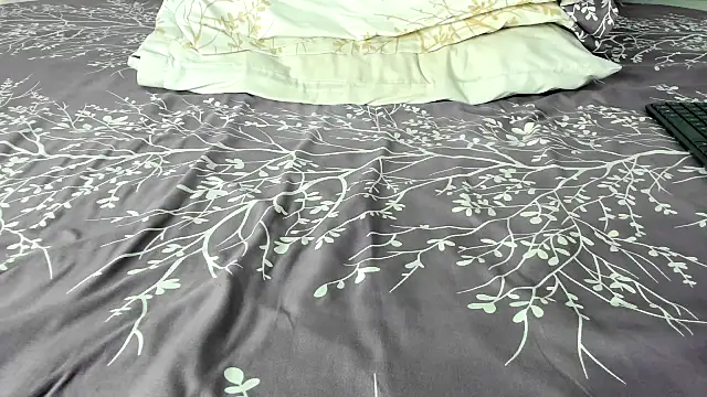 Snapshot of maybelline69 chatting on October 29, 9:52 am maybelline69 online show from October 29, 9:52 am