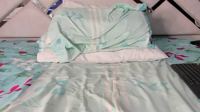 Snapshot of maybelline69 chatting on February 3, 6:22 am maybelline69 online show from February 3, 6:22 am