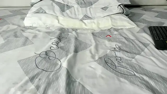 Snapshot of maybelline69 chatting on October 21, 8:25 am maybelline69 online show from October 21, 8:25 am