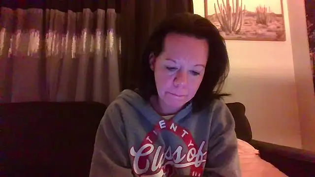 Snapshot of SidneyRaee chatting on December 8, 1:30 am SidneyRaee online show from December 8, 1:30 am
