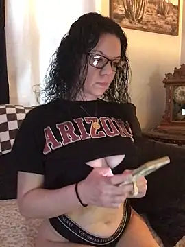 Snapshot of SidneyRaee chatting on December 16, 3:49 pm SidneyRaee online show from December 16, 3:49 pm