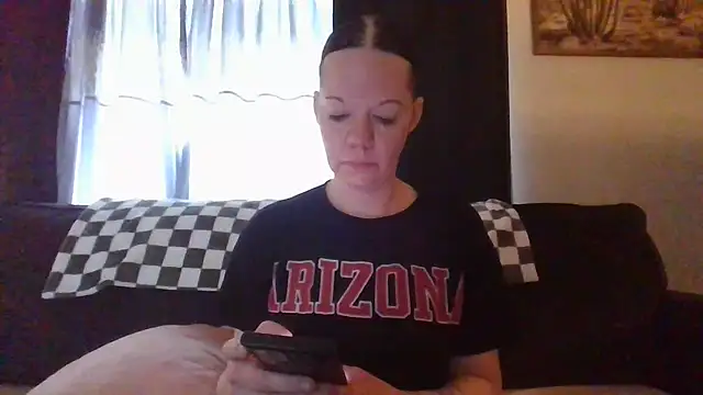 Snapshot of SidneyRaee chatting on January 24, 8:32 pm SidneyRaee online show from January 24, 8:32 pm