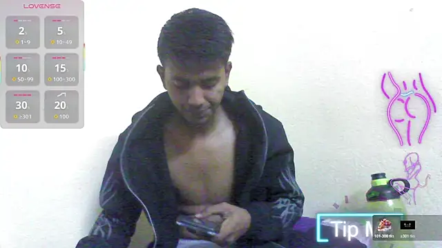 Snapshot of just_fucks chatting on December 17, 7:19 pm just fucks online show from December 17, 7:19 pm