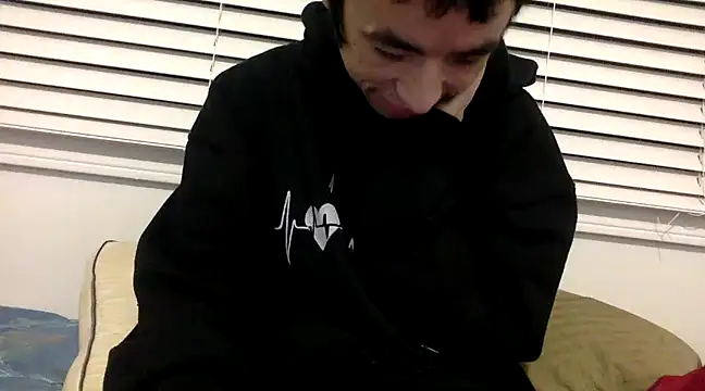 Snapshot of lilboygonewild chatting on March 3, 1:34 pm lilboygonewild online show from March 3, 1:34 pm