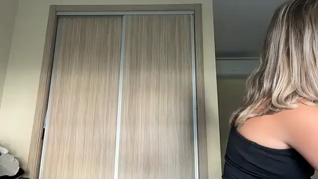 Snapshot of naughtyhollyxxxx chatting on September 22, 7:47 am naughtyhollyxxxx online show from September 22, 7:47 am