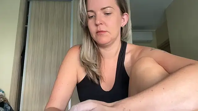 Snapshot of naughtyhollyxxxx chatting on September 30, 9:26 am naughtyhollyxxxx online show from September 30, 9:26 am