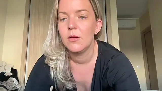 Snapshot of naughtyhollyxxxx chatting on September 15, 7:42 am naughtyhollyxxxx online show from September 15, 7:42 am
