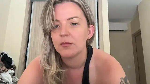 Snapshot of naughtyhollyxxxx chatting on September 10, 2:27 pm naughtyhollyxxxx online show from September 10, 2:27 pm