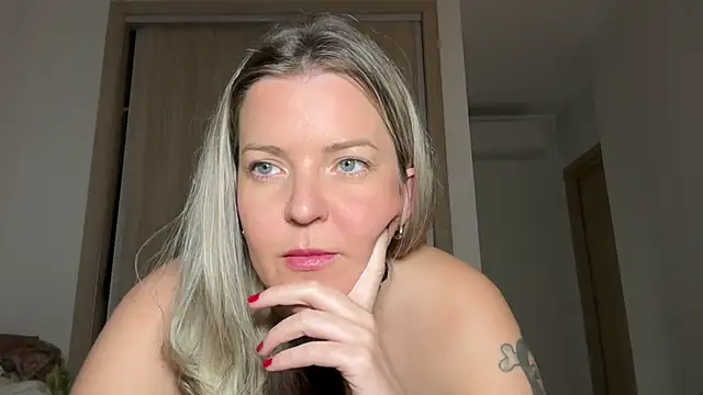 Snapshot of naughtyhollyxxxx chatting on January 9, 4:17 pm naughtyhollyxxxx online show from January 9, 4:17 pm