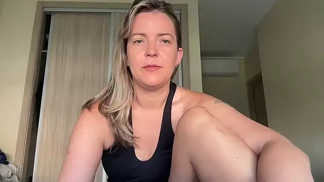 Snapshot of naughtyhollyxxxx chatting on October 1, 9:36 am naughtyhollyxxxx online show from October 1, 9:36 am
