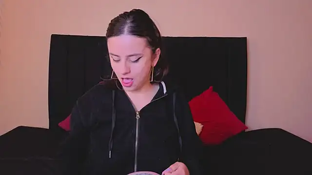 kassandra james online show from January 11, 1:18 pm