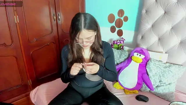 Snapshot of _Sarahh_0 chatting on March 7, 2:45 pm Sarahh 0 online show from March 7, 2:45 pm