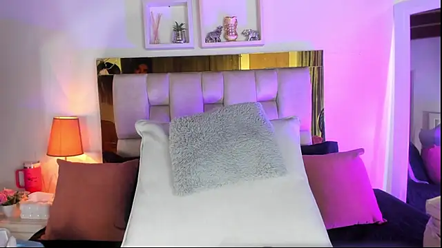 Snapshot of emmy_r chatting on November 19, 1:00 pm emmy r online show from November 19, 1:00 pm