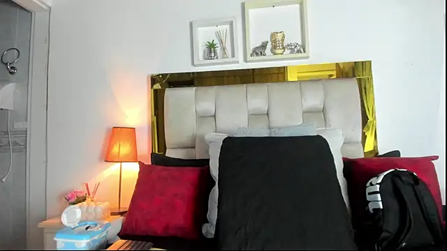 Snapshot of emmy_r chatting on September 27, 12:00 pm emmy r online show from September 27, 12:00 pm