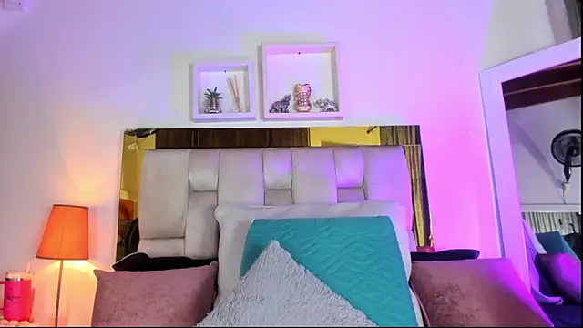 Snapshot of emmy_r chatting on October 11, 12:06 pm emmy r online show from October 11, 12:06 pm