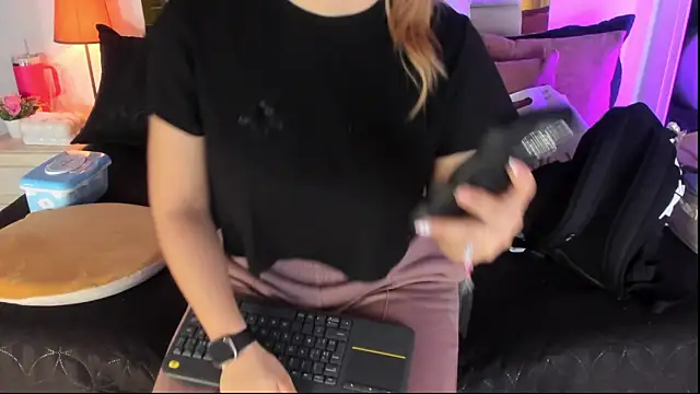 Snapshot of emmy_r chatting on November 29, 12:05 pm emmy r online show from November 29, 12:05 pm