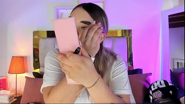 Snapshot of emmy_r chatting on November 20, 12:06 pm emmy r online show from November 20, 12:06 pm