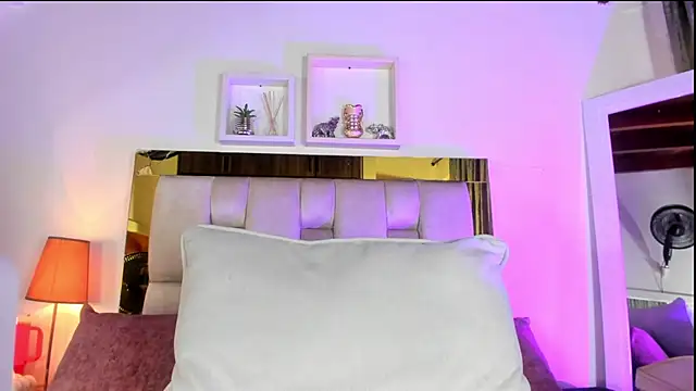 Snapshot of emmy_r chatting on October 24, 12:04 pm emmy r online show from October 24, 12:04 pm