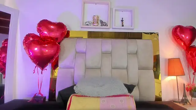 Snapshot of emmy_r chatting on February 17, 1:11 pm emmy r online show from February 17, 1:11 pm