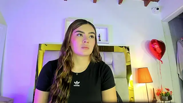 Snapshot of emmy_r chatting on February 19, 12:33 pm emmy r online show from February 19, 12:33 pm