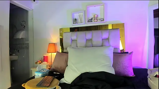 Snapshot of emmy_r chatting on October 21, 12:04 pm emmy r online show from October 21, 12:04 pm