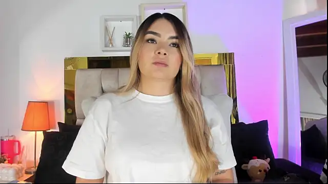 Snapshot of emmy_r chatting on December 3, 12:26 pm emmy r online show from December 3, 12:26 pm