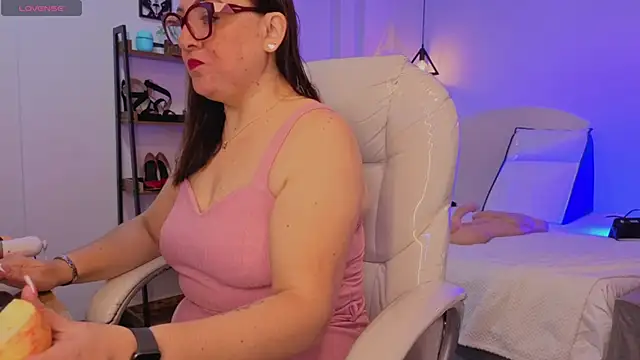 Snapshot of lady_nylon_ chatting on November 8, 11:25 am lady nylon online show from November 8, 11:25 am