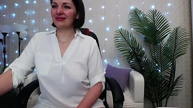 Camelia Lillie online show from May 12, 1:13 am