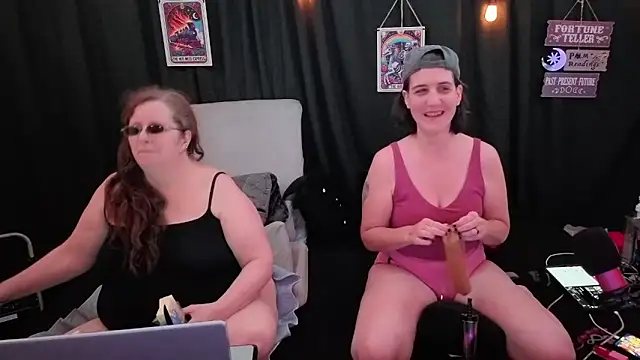 Snapshot of Sexy_Mama-69 chatting on November 4, 10:24 pm Sexy Mama-69 online show from November 4, 10:24 pm