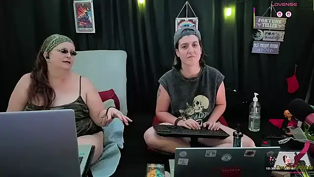 Snapshot of Sexy_Mama-69 chatting on November 27, 5:13 pm Sexy Mama-69 online show from November 27, 5:13 pm