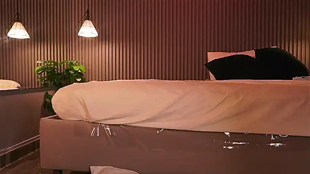 EriKlein online show from April 13, 8:24 pm