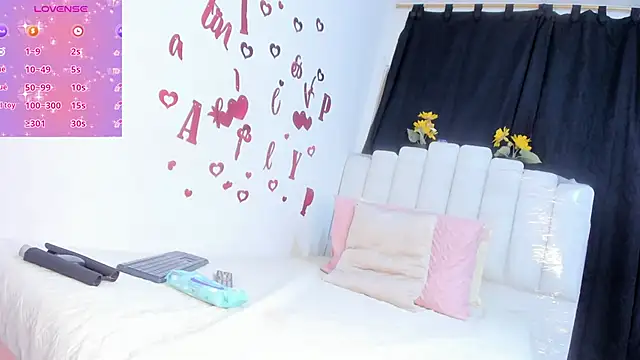 Snapshot of RoxannaBlanche chatting on April 30, 11:06 am RoxannaBlanche online show from April 30, 11:06 am
