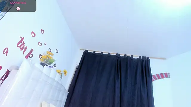 Snapshot of RoxannaBlanche chatting on May 19, 11:17 am RoxannaBlanche online show from May 19, 11:17 am