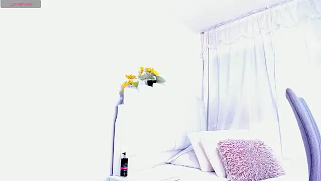 Snapshot of RoxannaBlanche chatting on March 15, 11:08 am RoxannaBlanche online show from March 15, 11:08 am