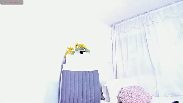 Snapshot of RoxannaBlanche chatting on March 18, 5:12 pm RoxannaBlanche online show from March 18, 5:12 pm