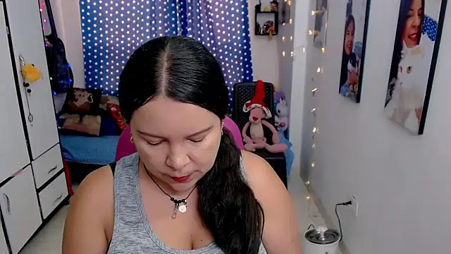 Snapshot of claryssa_ chatting on December 2, 7:59 pm claryssa online show from December 2, 7:59 pm