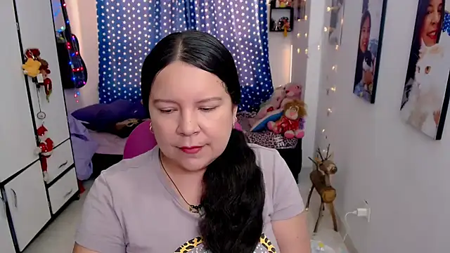 Snapshot of claryssa_ chatting on February 9, 9:02 pm claryssa online show from February 9, 9:02 pm