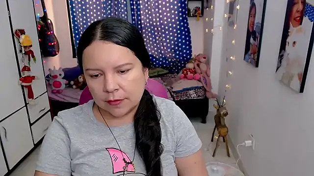 Snapshot of claryssa_ chatting on February 19, 8:39 pm claryssa online show from February 19, 8:39 pm