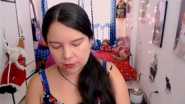 Snapshot of claryssa_ chatting on December 6, 4:12 pm claryssa online show from December 6, 4:12 pm