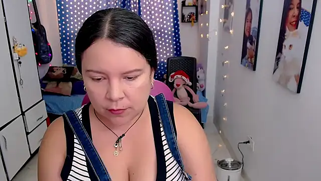 Snapshot of claryssa_ chatting on December 5, 7:55 pm claryssa online show from December 5, 7:55 pm