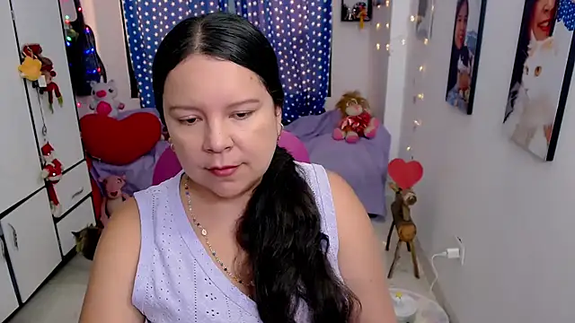 Snapshot of claryssa_ chatting on February 15, 8:41 pm claryssa online show from February 15, 8:41 pm