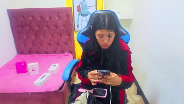 Snapshot of emily_rosse04 chatting on November 9, 12:42 pm emily rosse04 online show from November 9, 12:42 pm