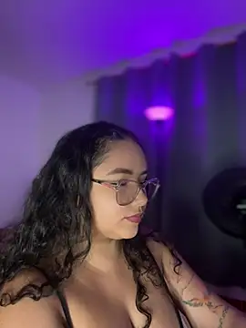 CurlyGirl 1 online show from April 9, 11:00 pm