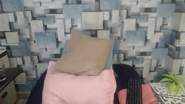 angel dthroatt online show from January 7, 12:10 pm