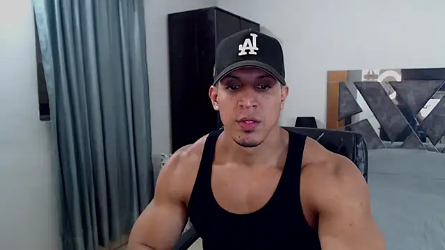 Snapshot of Frank_heaven01 chatting on June 19, 8:58 pm Frank heaven01 online show from June 19, 8:58 pm