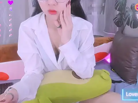 Snapshot of Ly__ chatting on June 12, 2:42 am Ly online show from June 12, 2:42 am