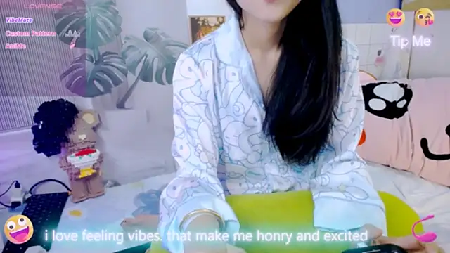 Snapshot of Ly__ chatting on February 11, 3:06 am Ly online show from February 11, 3:06 am